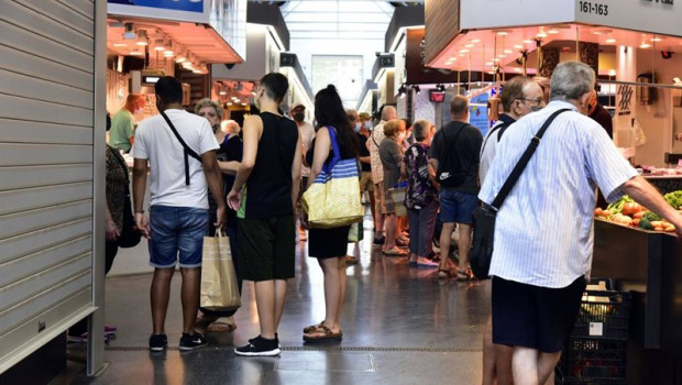 ep archivo   varios clientes realizan compras en el mercado de sant antoni donde se encuentra una de
