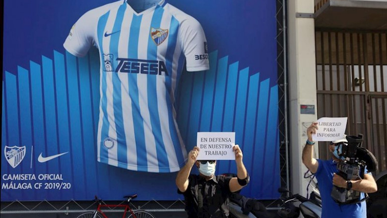 Concentración en Málaga de medios de comunicación en protesta por la prohibición del acceso a los terrenos de juego a los periodistas gráficos para cubrir entrenamientos y partidos | Álex Zea - Europa Press ep concentracion en malaga de medios de comunicacion en protesta por la prohibicion del acceso a los