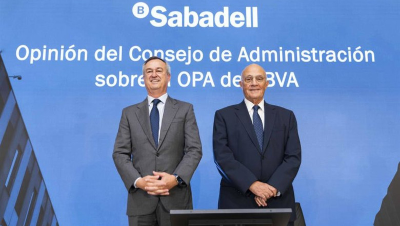 El CEO de Banco SabadelL, César González-Bueno, y el presidente de la entidad, Josep Oliu, en la rueda de prensa para informar sobre el rechazo del consejo de Banco Sabadell a la OPA de BBVA, a 12 de septiembre de 2025 en Sant Cugat del Vallés (Barcelona) | MAXIMO GARCIA DE LA PAZ | BANCO SABADELL ep el ceo de banco sabadell cesar gonzalez bueno y el presidente de la entidad josep oliu en la