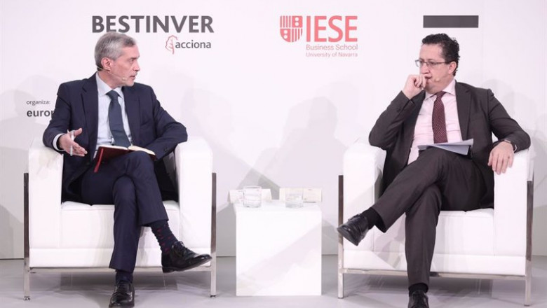 El director de Europa Press, Javier García Vila (i) el director General de Economía y Estadística del Banco de España, Óscar Arce (d), intervienen en la presentación del III Observatorio del Ahorro y la Inversión en España. | Eduardo Parra - Europa Press ep el director de europa press javier garcia vila i el director general de economia y estadistica