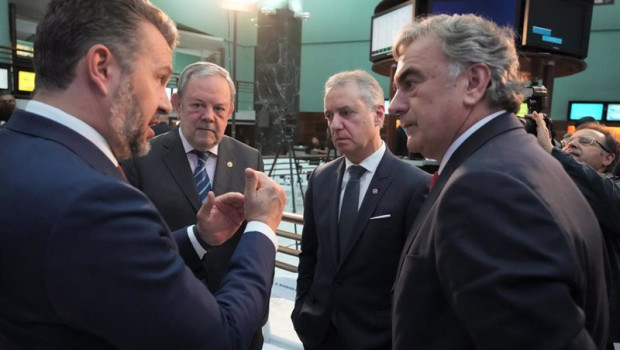ep el lehendakari inigo urkullu junto al consejero de economia y hacienda pedro azpiazu atiende al