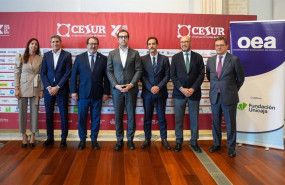 ep el ministro de economia comercio y empresa carlos cuerpo en una foto de familia dentro del acto