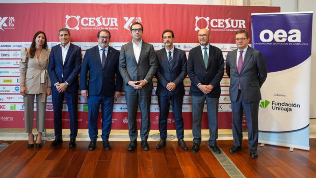 ep el ministro de economia comercio y empresa carlos cuerpo en una foto de familia dentro del acto