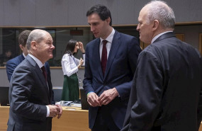 ep el ministro de finanzas holandes wopke hoekstra en el centro conversa con su homologo aleman olaf