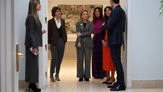 ep el presidente del gobierno pedro sanchez junto a su mujer begona gomez y un grupo de directivas