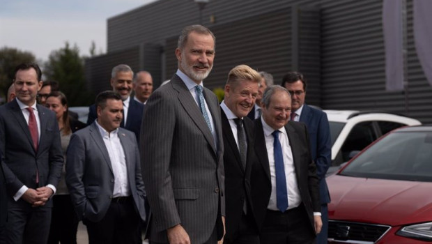 ep el rey felipe vi c el ceo de seat wayne griffiths 2d y el ministro de industria y turismo jordi