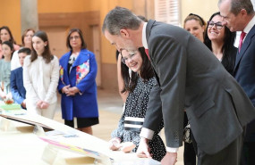 ep el rey felipe vi con una de las ganadoras del concurso que es un rey para ti