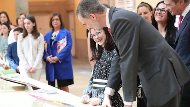 ep el rey felipe vi con una de las ganadoras del concurso que es un rey para ti