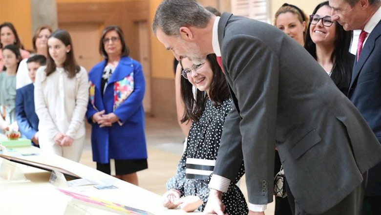 El Rey Felipe VI con una de las ganadoras del concurso ¿Qué es un Rey para ti? | FUNDACIÓN INSTITUCIONAL ESPAÑOLA ep el rey felipe vi con una de las ganadoras del concurso que es un rey para ti