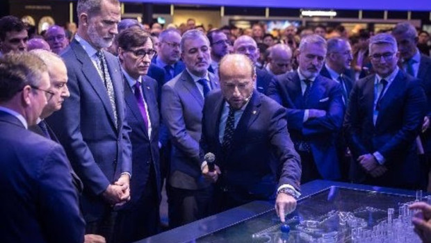 ep el rey felipe vi ha visitado esta manana el stand con el que telefonica participa en la edicion