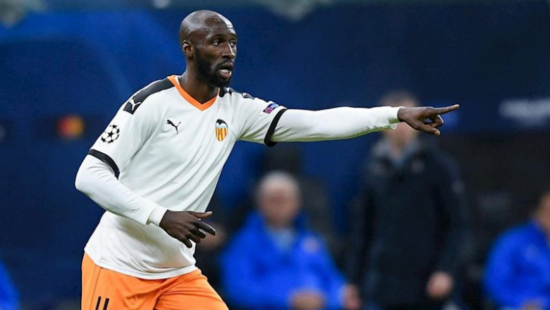 Eliaquim Mangala of Valencia gives instructions to his teammates during the UEFA Champions League, round of 16, 1st leg football match between Atalanta BC and Valencia CF on February 19, 2020 at San Siro stadium in Milan, Italy | Giuseppe Maffia/SportPhoto24/AFP7/Europa Press ep eliaquim mangala of valencia gives instructions to his teammates during the uefa champions league