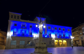 ep fachada del ayuntamiento de colmenar viejo que luce de azul por el dia del autismo