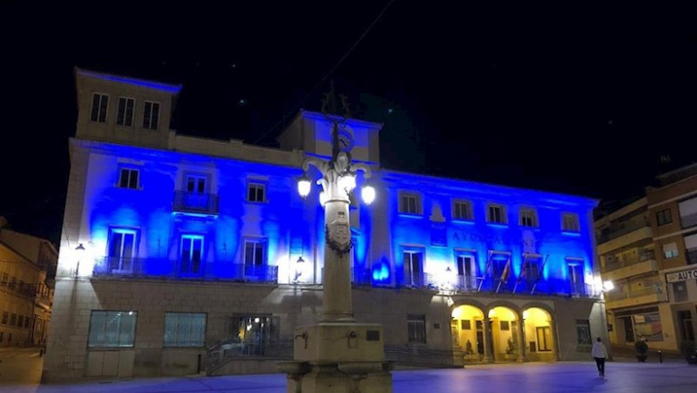 Fachada del Ayuntamiento de Colmenar Viejo que luce de azul por el día del autismo | AYUNTAMIENTO DE COLMENAR VIEJO ep fachada del ayuntamiento de colmenar viejo que luce de azul por el dia del autismo