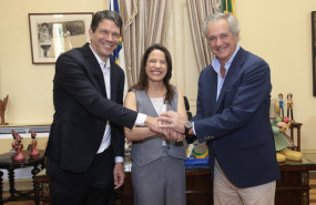 ep foto de la firma del contrato de acciona y su socio local brk para la concesion de prestacion de