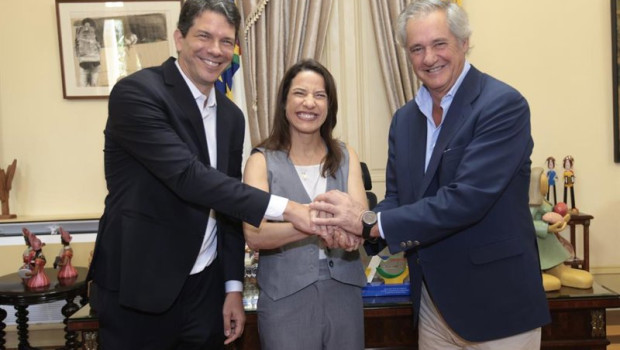 ep foto de la firma del contrato de acciona y su socio local brk para la concesion de prestacion de