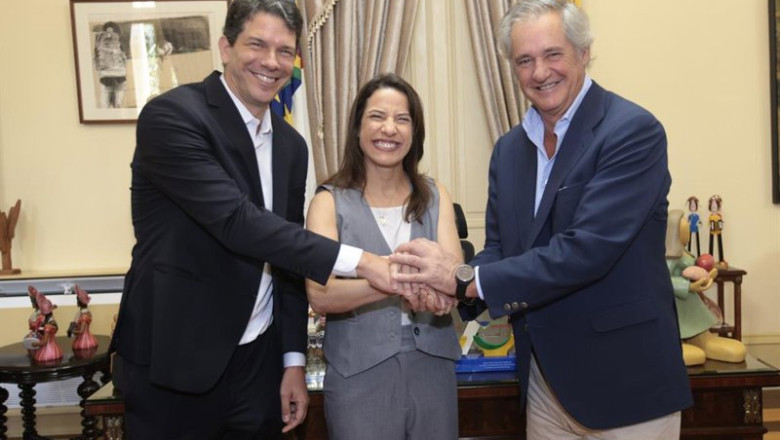 ep foto de la firma del contrato de acciona y su socio local brk para la concesion de prestacion de