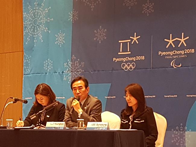 Hyung-Koo Yeo Atiende A La Prensa | EUROPA PRESS ep hyung-koo yeo atiendela prensa