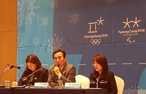 ep hyung-koo yeo atiendela prensa