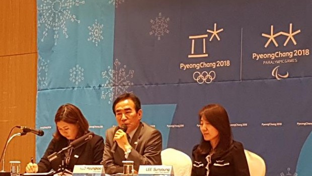 ep hyung-koo yeo atiendela prensa