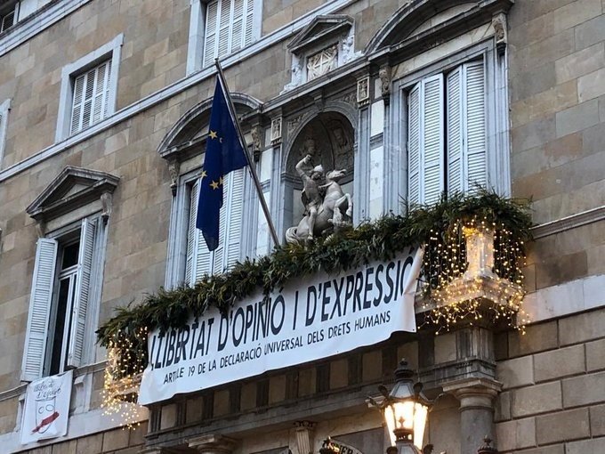 ep la bandera de la ue colgada de la fachada de la generalitat