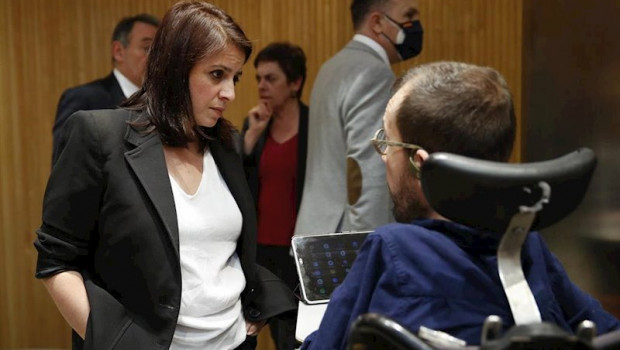 ep la portavoz socialista adriana lastra conversa con el portavoz de unidas podemos pablo echenique