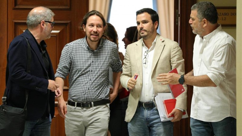 El líder de Podemos, Pablo Iglesias, y el de IU, Alberto Garzón | Jesús Hellín - Europa Press ep liderpodemos pablo iglesias salela reunionsu partidougtccoo acompanadosecretario generalccoo unai sordo ycoordinador federaliu alberto garzon encongresolos diputadosmadrid