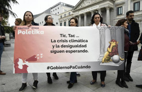 ep miembros de organizaciones de la sociedad civil se concentran frente al congreso de los diputados