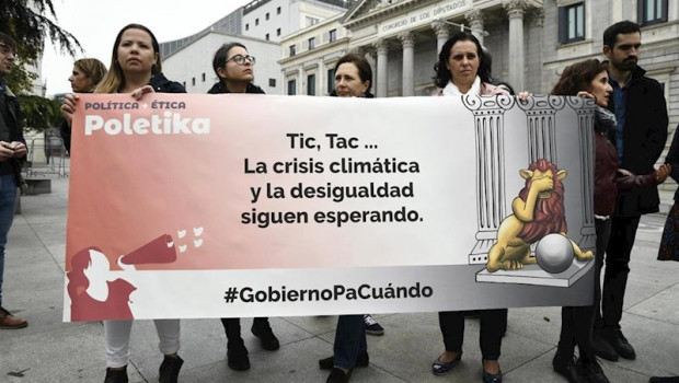 ep miembros de organizaciones de la sociedad civil se concentran frente al congreso de los diputados