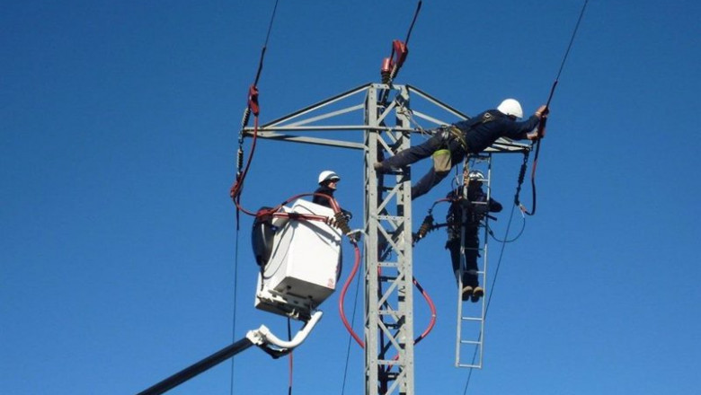 Operarios en una red eléctrica. | ENDESA - Archivo ep operarios en una red electrica