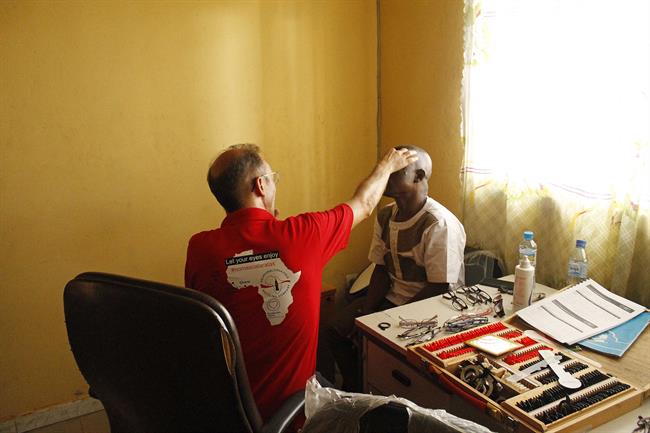 Optico revisando la vista en Guinea Conarky m | CEDIDO POR BRAVO COMUNICACIÓN ep optico revisandovistaguinea conarky m