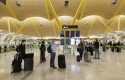 ep pasajeros con sus maletas en las instalaciones de la terminal t4 del aeropuerto adolfo suarez