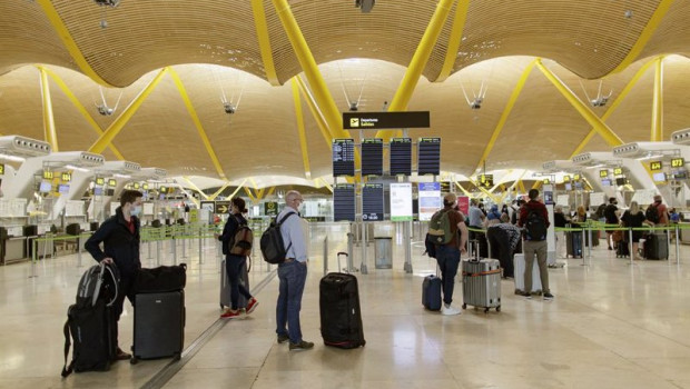 ep pasajeros con sus maletas en las instalaciones de la terminal t4 del aeropuerto adolfo suarez