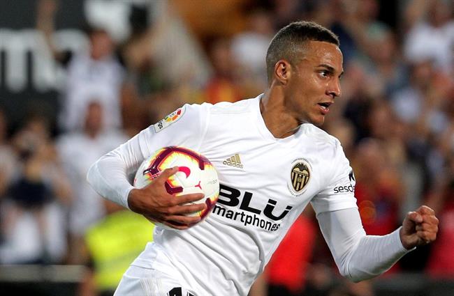 Rodrigo (Valencia CF) anota el gol del empate contra el Atlético | LALIGA ep rodrigo valencia cf anotagolempateatletico