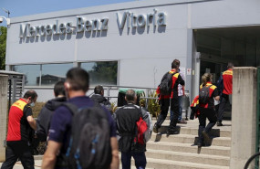 ep trabajadores de la planta de mercedes-benz de vitoria entran a las instalaciones tras la