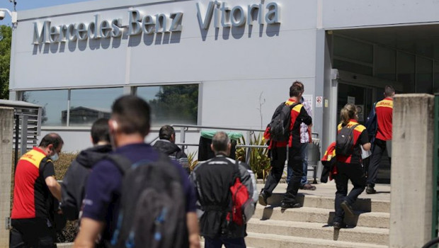 ep trabajadores de la planta de mercedes-benz de vitoria entran a las instalaciones tras la