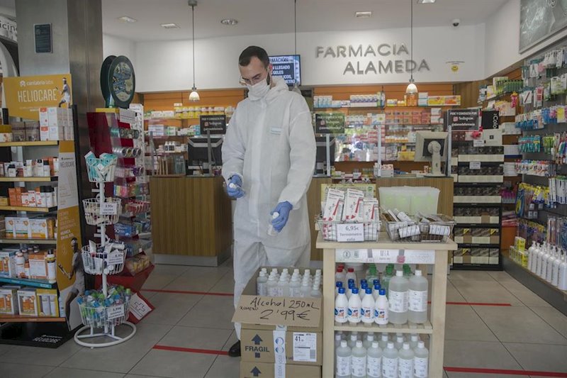 https://img.s3wfg.com/web/img/images_uploaded/3/8/ep_un_farmaceutico_atiende_una_farmacia_abierta_por_ser_esencial_durante_la_limitacion_total_de.jpg