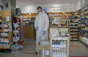 ep un farmaceutico atiende una farmacia abierta por ser esencial durante la limitacion total de