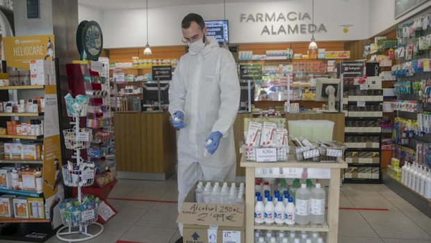 ep un farmaceutico atiende una farmacia abierta por ser esencial durante la limitacion total de
