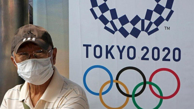 ep un hombre con una mascarilla debido al coronavirus en un acto de los juegos olimpicos de tokio