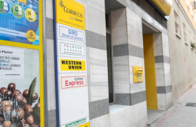 ep una oficina de correos cerrada el mismo dia en el que ha comenzado a reducirse el horario de