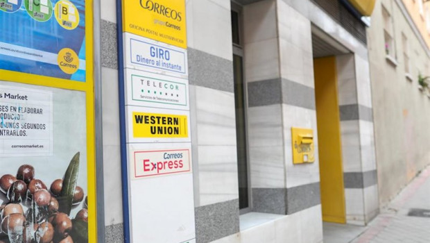 ep una oficina de correos cerrada el mismo dia en el que ha comenzado a reducirse el horario de