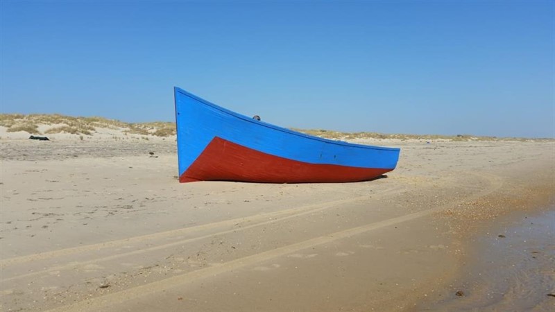 ep una patera en la playa
