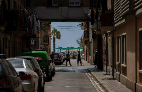 ep varias personas caminan por una calle en barcelona a 26 de mayo de 2020