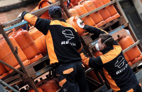 ep varios butaneros cogen una bombona de butano en plena crisis del coronavirus donde muy pocos