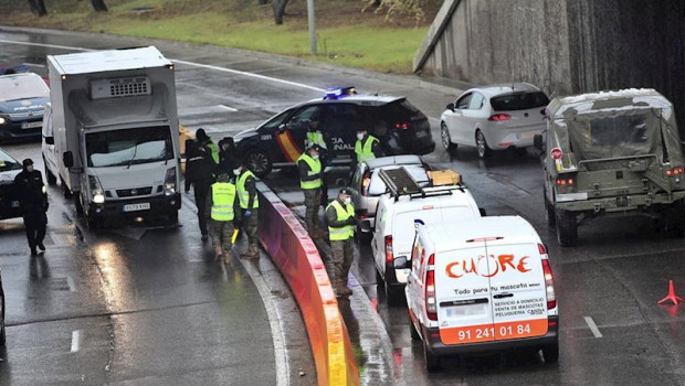 ep varios militares del ejercito y policias nacionales efectuan un control de trafico en la