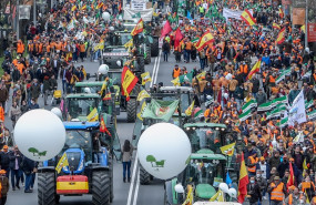 ep varios tractores y manifestantes con pancartas bandera durante la marcha 20m en madrid espana