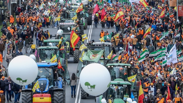 ep varios tractores y manifestantes con pancartas bandera durante la marcha 20m en madrid espana