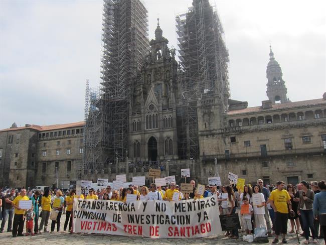 Víctimas de la Plataforma Alvia 04155 concentradas en el Obradoiro | EUROPA PRESS ep victimasla plataforma alvia 04155 concentradasobradoiro