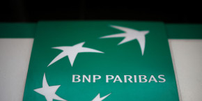 le logo de bnp paribas est visible a l exterieur d un batiment de la banque a paris france 