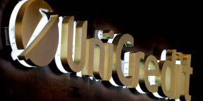 logo de la banque unicredit dans la vieille ville de sienne 20241214171306 
